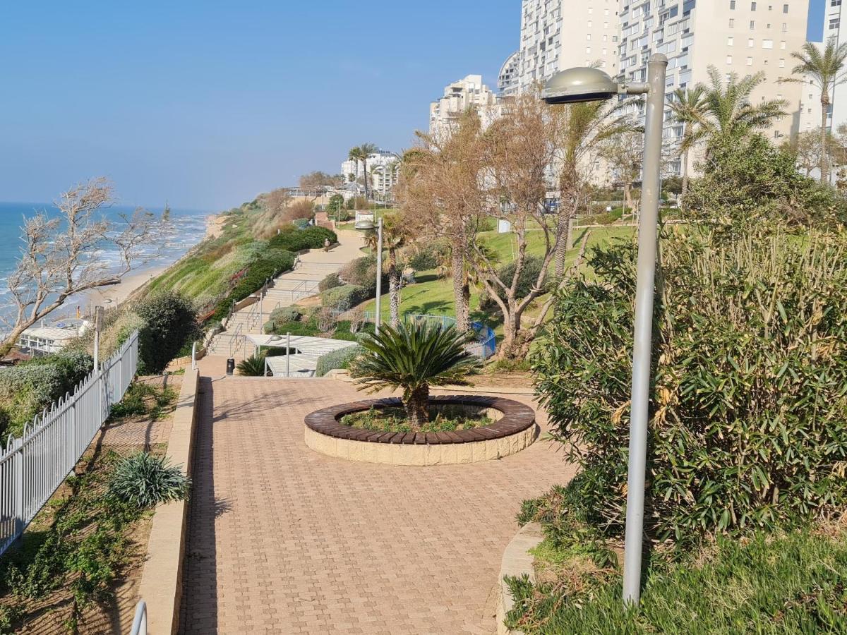 Magic On The Sea-Suites With A Private Jacuzzi And A Private Sea View Netanya Exterior photo
